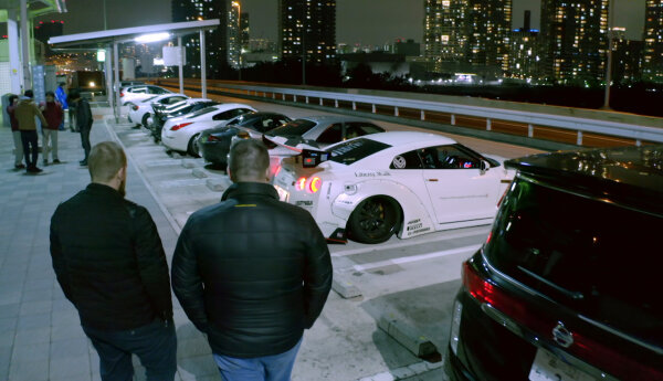 GT-R jak z gry komputerowej w nocnym Tokio!